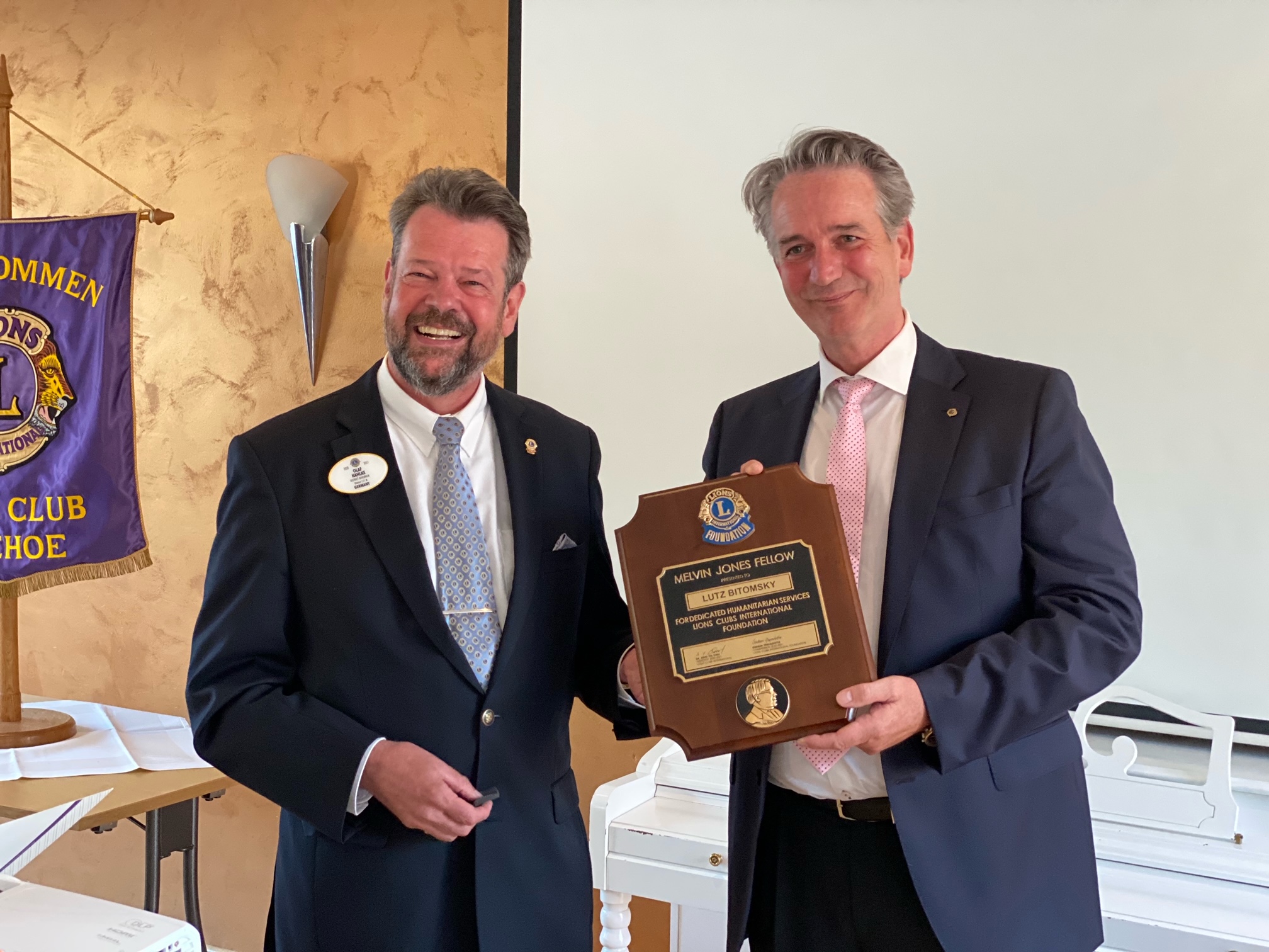 Norddeutschlands Lions-District-Governor Olaf Kahlke (links) ehrt Lutz Bitomsky mit der "Melvin-Jones-Fellow-Plakette" (rechts).