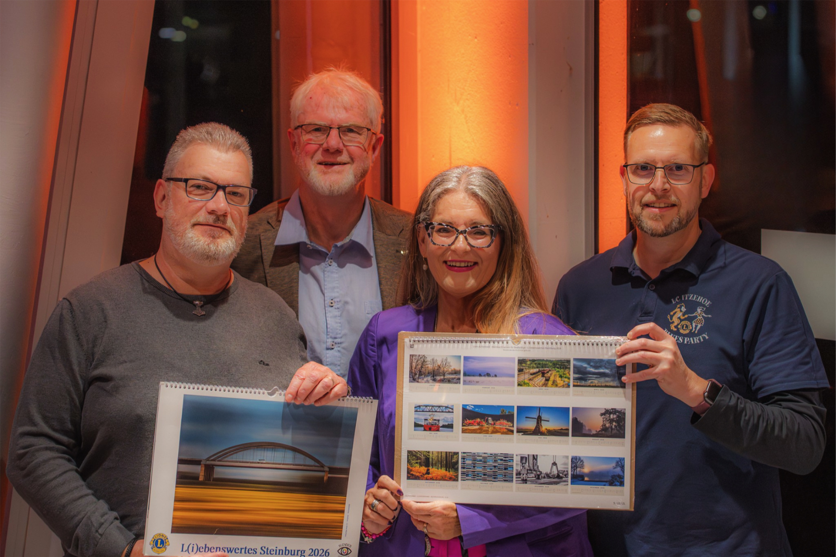 Bei der Kalenderübergabe (v. l. n. r.): Arne Witt (Blende8), Manfred Kröger (Lions Club Itzehoe / Flickenschild), Stephanie Dittmer-Timm (Blende8), Nils Petersen (Vorstandsmitglied Lions Club Itzehoe).