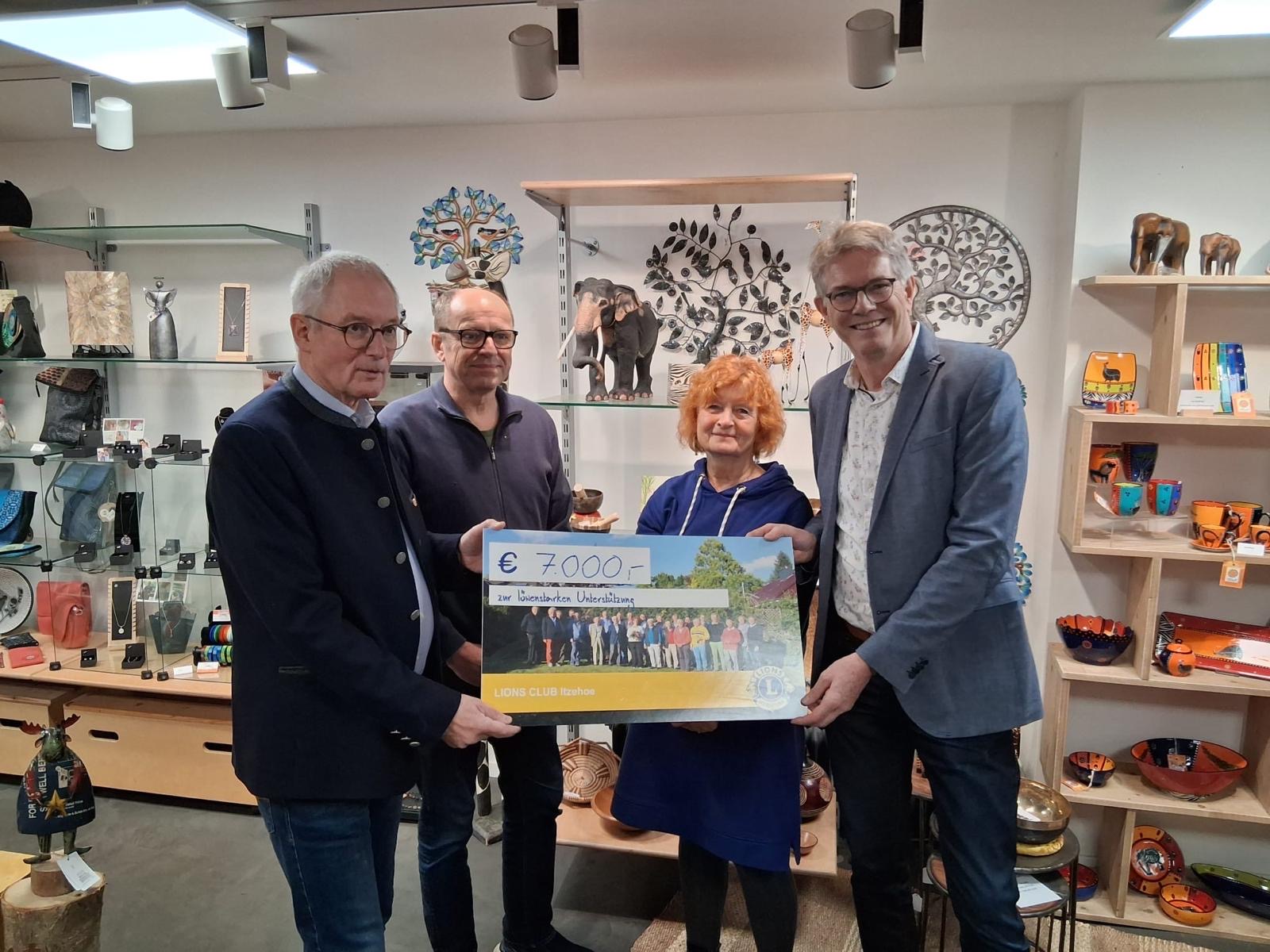 Peter Krohn, Rüdiger Claußen (beide Lions Club) übergeben die Spende an Simone Landgraf und Dirk Fanslau (beide Kirche, v.l.n.r.).