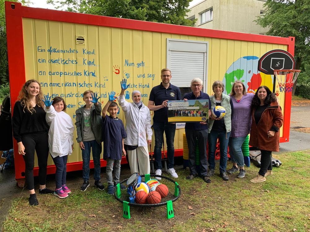 Nils Petersen und Hans Jochen Albers (rechts) vom Lions Club Itzehoe übergaben die Spende an die Vorsitzende Frauke Steinberg (3.v.r) und an Inga Voss vom Kinderschutzbund (2.v.r) sowie an die Leiterin des dort angesiedelten rollenden Kinderhauses, Silvia Diercksen-Hushahn, im Beisein von Projektteilnehmern.