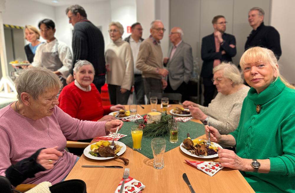 Die teilnehmenden Gäste sind inzwischen für Elke Dassuis (r.), Gisela Simrau (2. v. r.), Waltraud Wiers (2. v. l.) und Ingrid Erika Künzel (l.) zu einer Familie geworden.